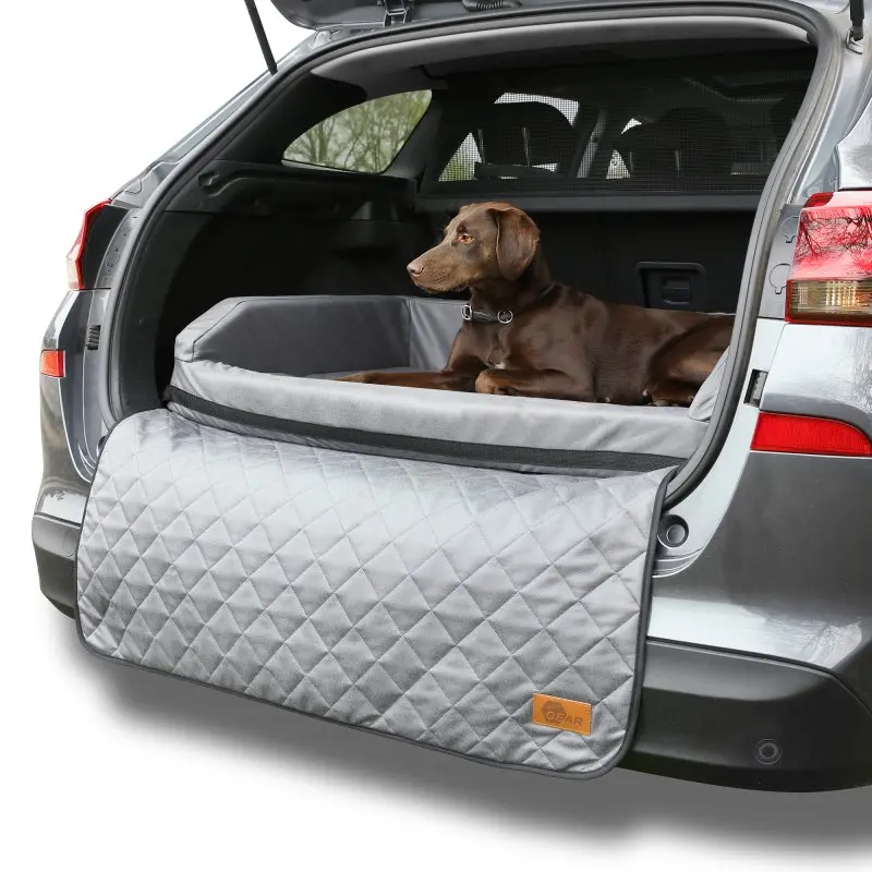 Coussin pour chien your GEAR Termoli 100 x 70 cm, installé dans le coffre d’une voiture, avec protection de pare-chocs matelassée et côtés rembourrés, adapté à tous véhicules, chien allongé à l’intérieur.