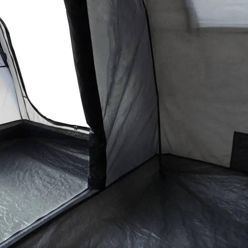 Blick ins Innere des your GEAR Bora 4 Tunnelzelts mit Bodenwanne, steilen Seitenwänden und hoher Decke; zeigt geräumigen Wohnbereich und robustes, wasserdichtes Material für 4 Personen.