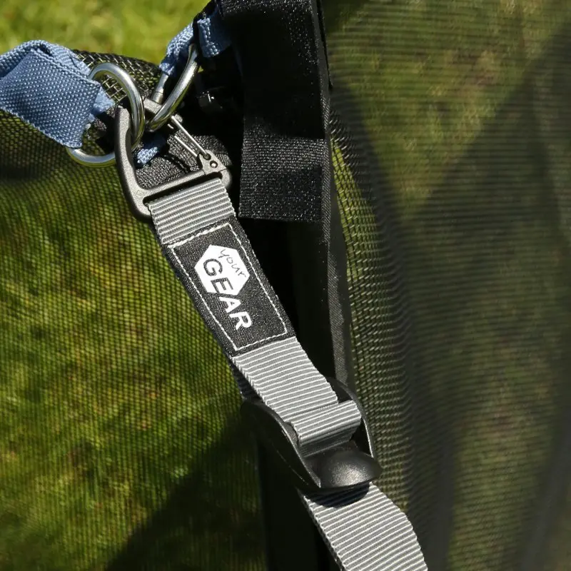 Sangle de tempête grise your GEAR avec mousqueton en métal, boucle réglable en plastique et étiquette de marque, fixée à une toile de tente ou abri, idéale pour le camping et l’outdoor.