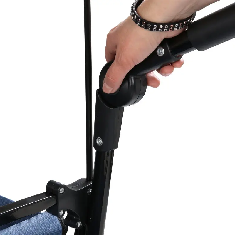 Detailansicht des your GEAR Trolley Cirrus XL Bollerwagen: Eine Hand greift die höhenverstellbare, schwarze Zugstange mit Gelenkmechanismus, stabilem Rahmen und blauem Stoffbezug im Hintergrund.