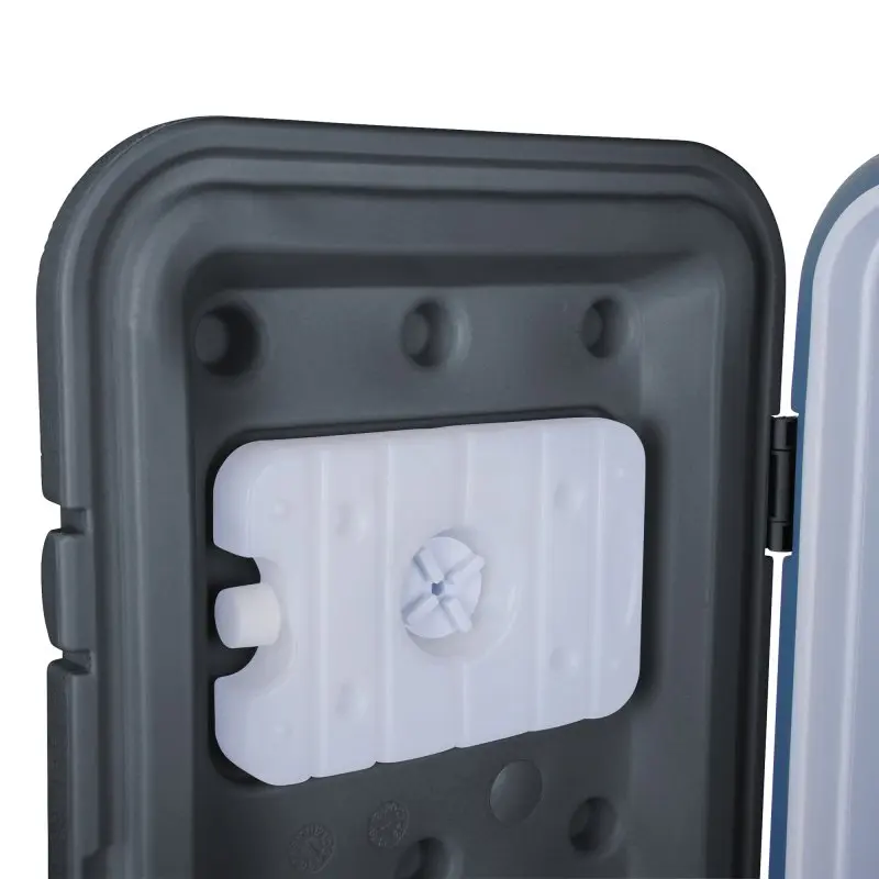 Detailansicht des Deckels der yourGEAR Coolah 40 L Kühlbox mit integrierter, weißer Kühlakku-Halterung und robuster PU-Isolierung, geeignet zum Kühlen oder Warmhalten von Lebensmitteln.