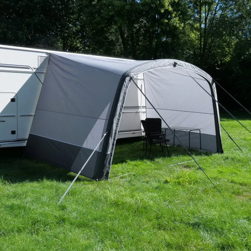 Auvent gonflable your GEAR Otranto Air 380 x 250 cm monté sur un camping-car, avec paroi panoramique, structure grise, toit profond, mobilier de camping visible sous l’abri, idéal pour protection solaire.
