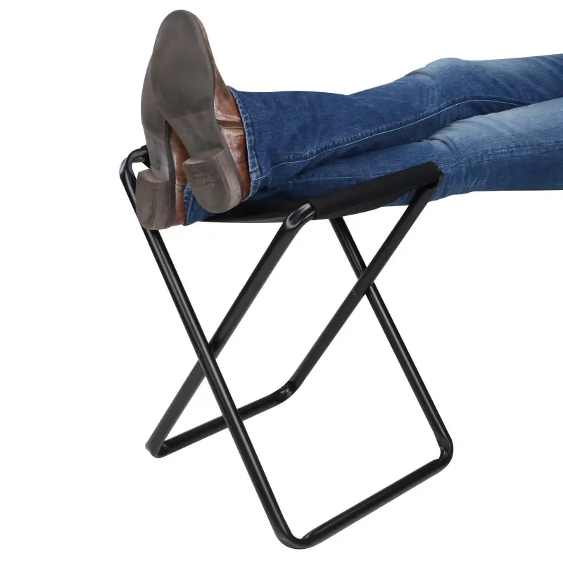 Hocker yourGEAR Tavolino3D aus Aluminium mit schwarzem Rahmen und 3D Mesh-Polsterung, zusammenklappbar, als Sitz oder Fußablage nutzbar, abnehmbare Tischplatte, Person legt Füße darauf ab.
