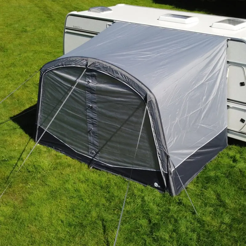 Auvent gonflable your GEAR Otranto Air 380 x 250 cm gris, fixé à un camping-car, avec paroi panoramique transparente et toit profond pour protection solaire, adapté aux caravanes et camping-cars.
