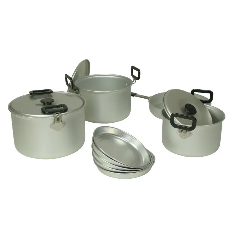 Camping Kochset 10T Woodman V, 12-teilig, aus Aluminium für 4-5 Personen. Enthält drei Töpfe mit Deckeln, vier Teller, stabile schwarze Klappgriffe, ideal für Outdoor, leicht und stapelbar.