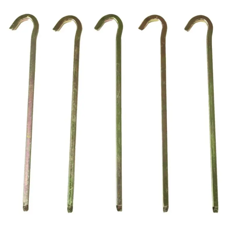 Set de 5 piquetas de acero 10T PEG IT VK-22SV, perfil cuadrado de 6x6x220 mm, ideales para fijar tiendas de campaña en suelos duros o normales, con punta biselada y cabeza curva para fácil extracción.