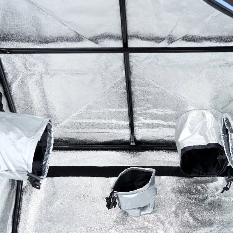 Interno del yourGEAR Growzelt Plantsville, Growbox 80x80x180 cm, con rivestimento riflettente argento, struttura in metallo nero e prese d’aria regolabili per coltivazione indoor di piante.