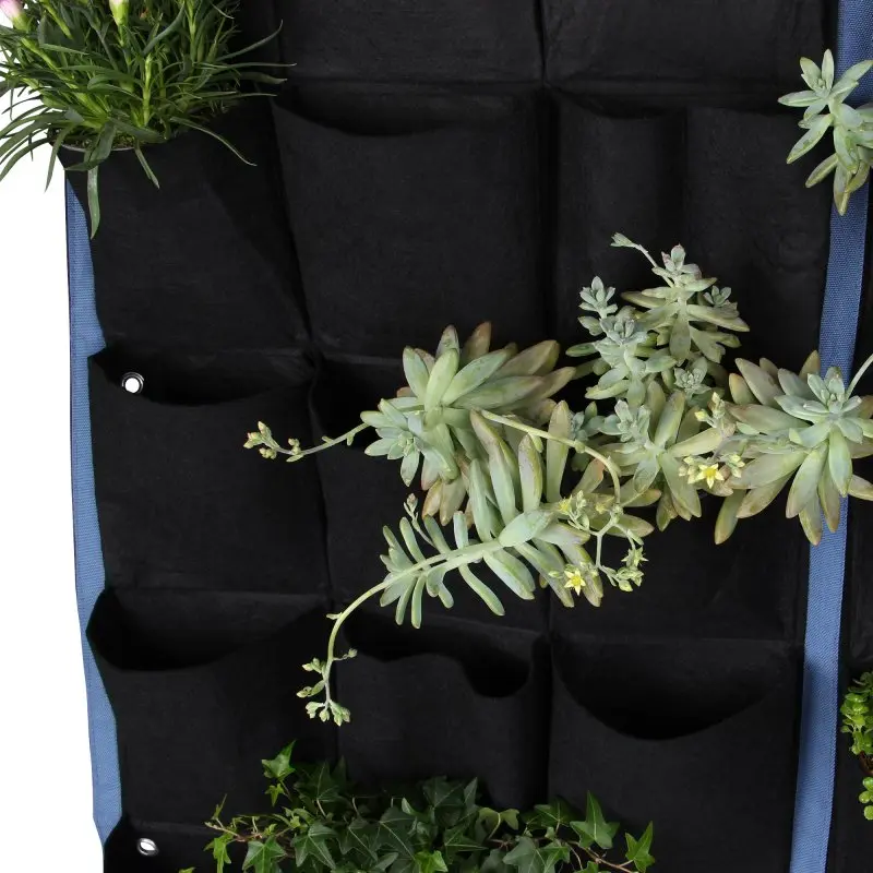 yourGEAR Growbag 36 Pflanztasche aus schwarzem Vliesstoff, vertikale Wandbepflanzung mit mehreren Taschen, bepflanzt mit verschiedenen Pflanzen und Kräutern, zur Montage an Wand oder Zaun.