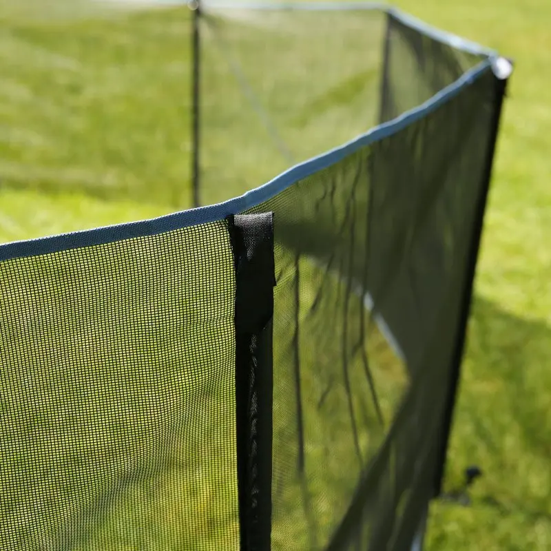 Recinzione mobile per cani your GEAR Larino 400 da 90 cm, struttura modulare in rete nera, elementi collegati con zip, ideale per campeggio e giardino, montata su prato verde.