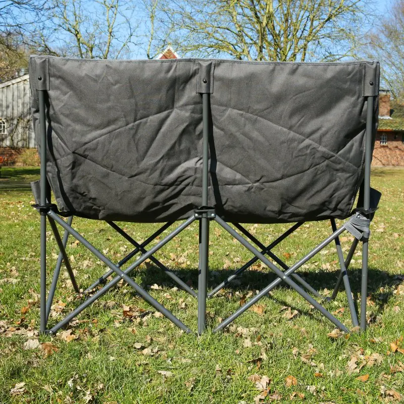 XXL Campingsofa your GEAR Modena für 2 Personen, gepolstert, extra breite Sitzfläche, robuste Stahlkonstruktion, faltbar, Two-Tone Optik, Outdoor-geeignet, auf Wiese im Freien stehend.
