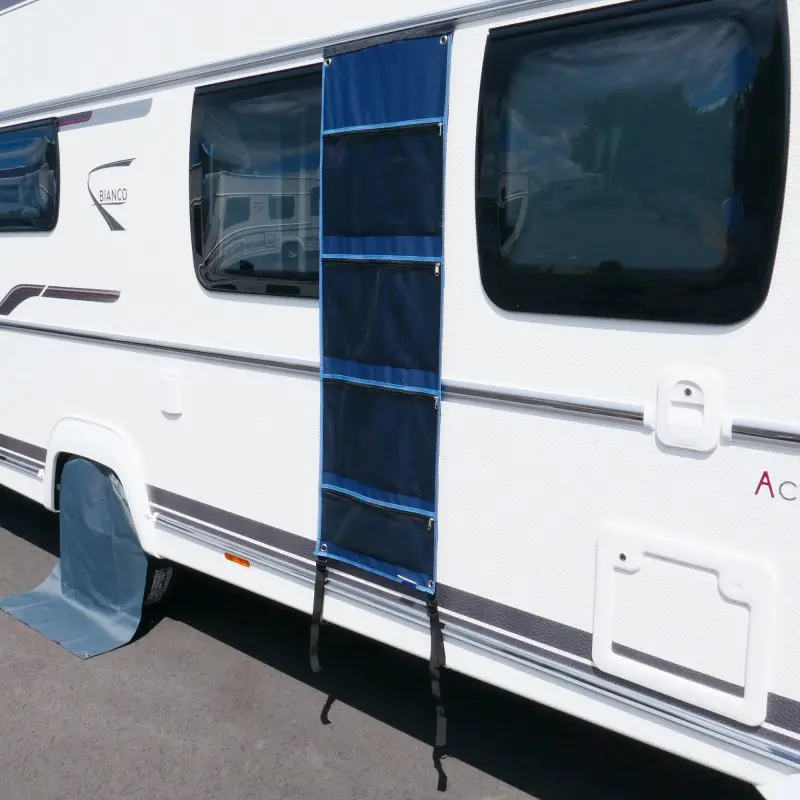 Organizer da caravan your GEAR Mesh, appeso a una roulotte, colore blu, 4 scomparti in rete, dimensioni 140 x 45 cm, fissaggio tramite keder e cinghie, ideale per l’uso in campeggio o tenda.