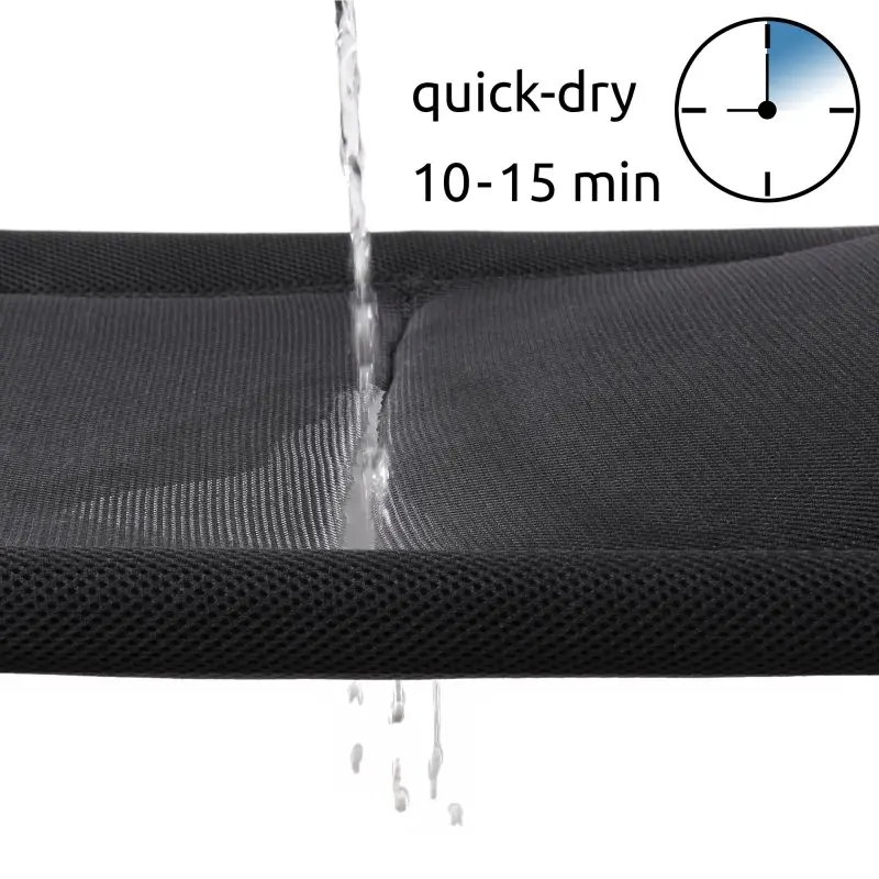 Acqua che scorre su tessuto 3D Mesh traspirante del your GEAR Hochlehner Sovana 3D, evidenziando la funzione quick-dry con asciugatura rapida in 10-15 minuti. Ideale per uso esterno, resistente e facile da pulire.