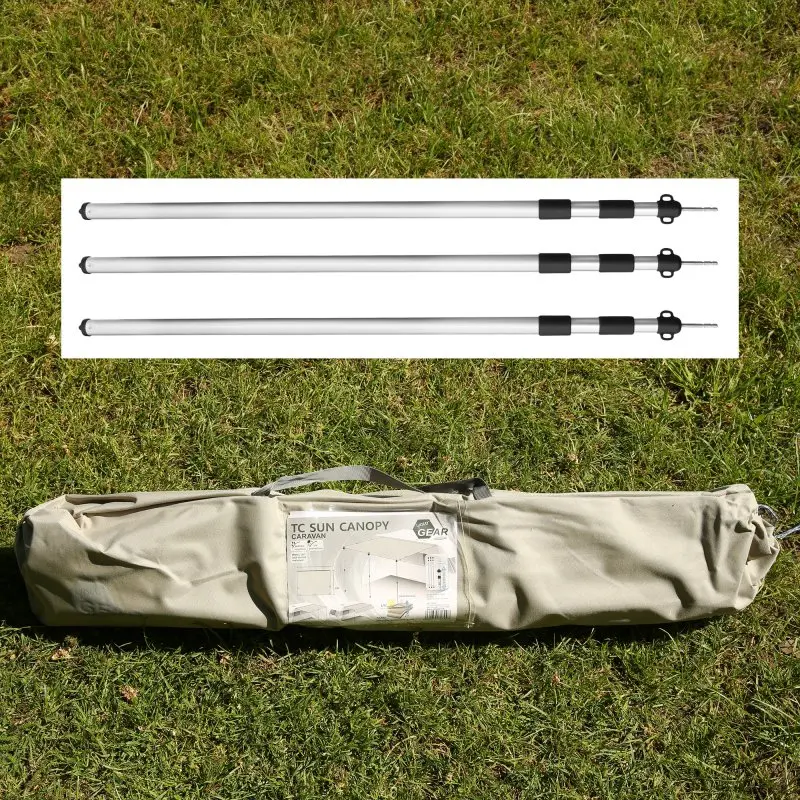 Tarp your GEAR Caravan TC 400 x 240 en tissu coton, sac de transport beige et trois mâts télescopiques en aluminium, posés sur l’herbe, idéal comme auvent pour caravane.