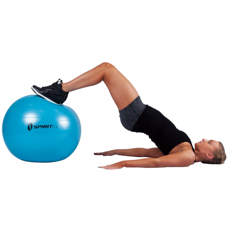 Femme effectuant un exercice sur un gymball bleu Spirit TCR de 55 cm, idéal pour fitness, yoga et renforcement musculaire, utilisé ici pour muscler les jambes et le tronc.