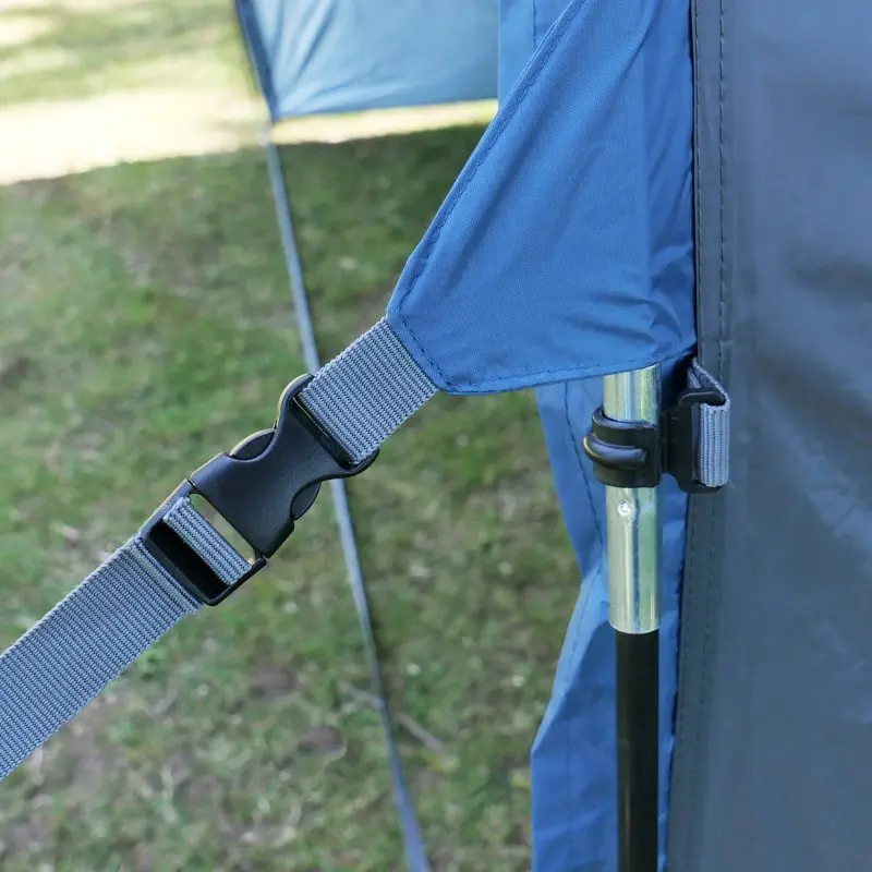 Detailansicht des your GEAR Panarea 320 Busvorzelts: stabile Befestigung mit Gurt und Schnalle, wetterfestes, blau-graues Material, Aluminium-Gestänge, ideal für Bus, Van und Camper.