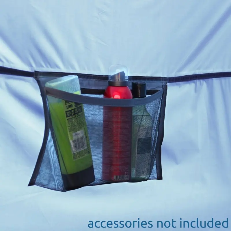 Poche de rangement en filet à l’intérieur de la tente de douche your GEAR Aquila, idéale pour organiser accessoires et produits de toilette, fixée sur la paroi intérieure du tissu imperméable bleu.