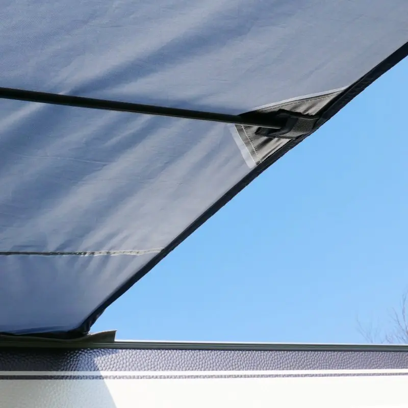 Vorzelt your GEAR Riviera 300, robustes Sonnendach mit UV 50+ Schutz, stabile Stangenkonstruktion, befestigt am Wohnwagen, Blick auf das wetterfeste Material unter blauem Himmel.