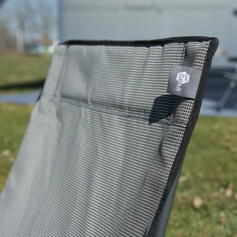 Chaise de plage your GEAR Olbia en textile textilène gris, dossier haut, assise rembourrée, structure robuste et légère, étiquette de la marque visible, adaptée pour le camping et l’extérieur.