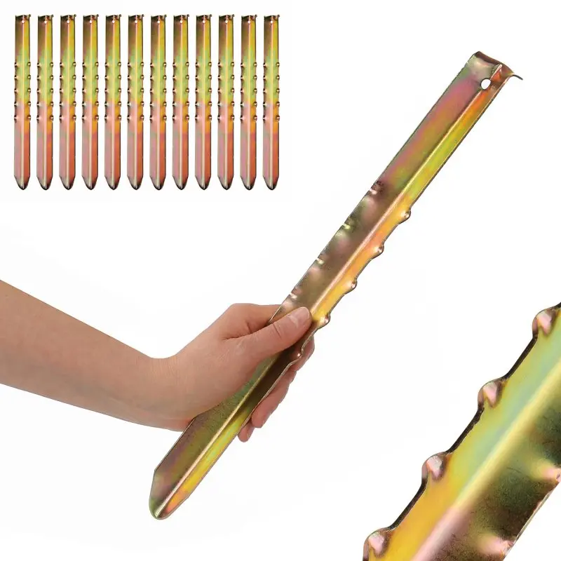 12 your GEAR Zeltheringe VX 400 aus Stahl, V-Profil mit Widerhaken, 400 x 35 x 15 mm, goldfarben, robust für Zeltbefestigung; ein Hering wird von einer Hand gehalten, alle Heringe im Hintergrund sichtbar.