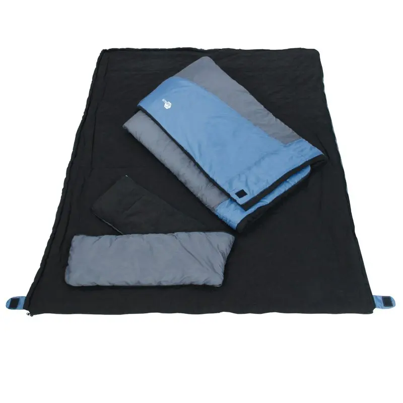 Sac de couchage double yourGEAR Sumatra Duo 2 personnes, bleu et gris, 230x160 cm, doublure 100% coton, capuche amovible, adapté 3-4 saisons, présenté ouvert avec accessoires sur fond blanc.