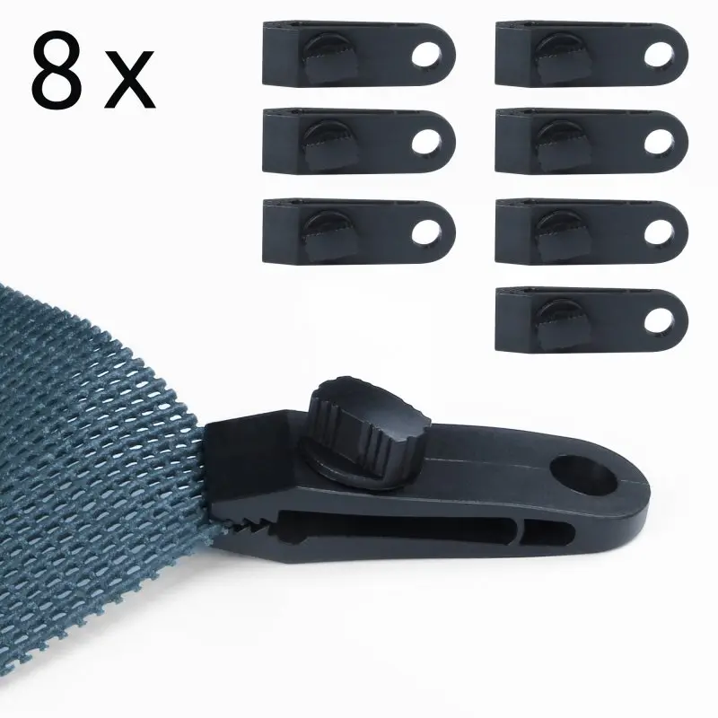 Acht schwarze Spannclips zur Befestigung des your GEAR Outdoor Soft Carpet Zeltteppichs, einer davon am grobmaschigen Teppich befestigt. Ideal zur sicheren Fixierung und einfachen Handhabung beim Camping.