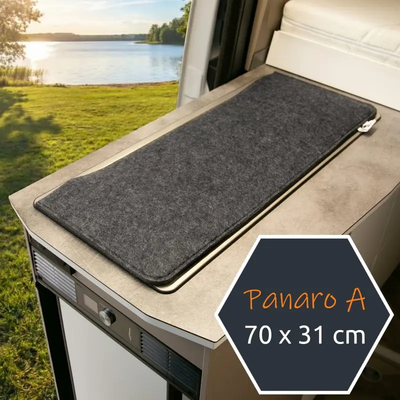 Cubierta de fieltro gris your GEAR Panaro A de 70x31 cm y 4,8 mm de grosor, colocada sobre la encimera de una cocina de caravana, ideal para proteger placa y fregadero de vibraciones.