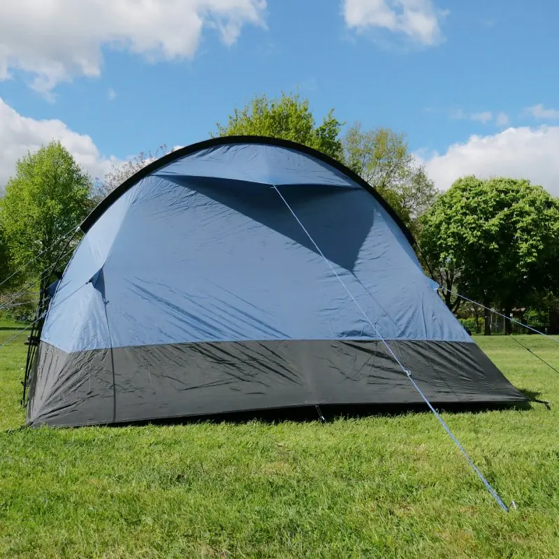Tente tunnel familiale your GEAR Mistral 4 personnes, bleu et noir, 410x250x190 cm, montée sur pelouse, grandes dimensions, ventilation arrière, protection UV 50+, imperméabilité 3000 mm.