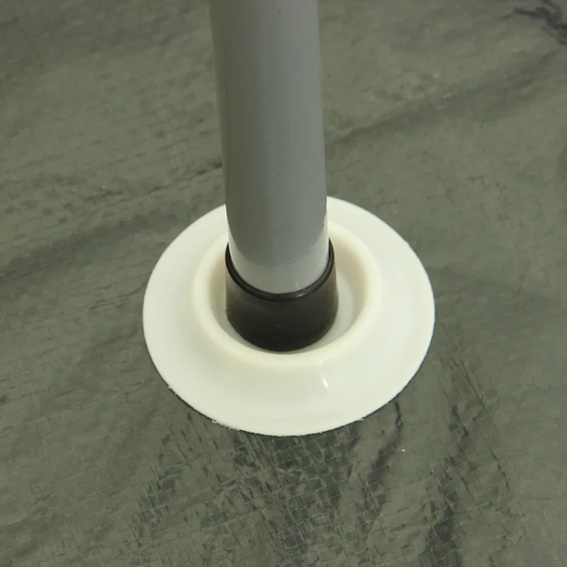 Détail du sol du tente 10T Mungaroo 3, montrant un pied de mât gris inséré dans une base blanche sur une bâche imperméable, illustrant la robustesse et l’étanchéité du camping familial.