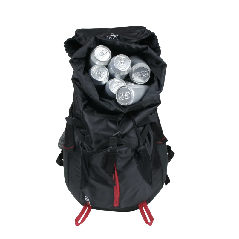 Mochila 10T Towa de 30L negra con detalles rojos, compartimento principal abierto mostrando varias latas plateadas, ideal para senderismo, con sistema de hidratación y protección contra lluvia.