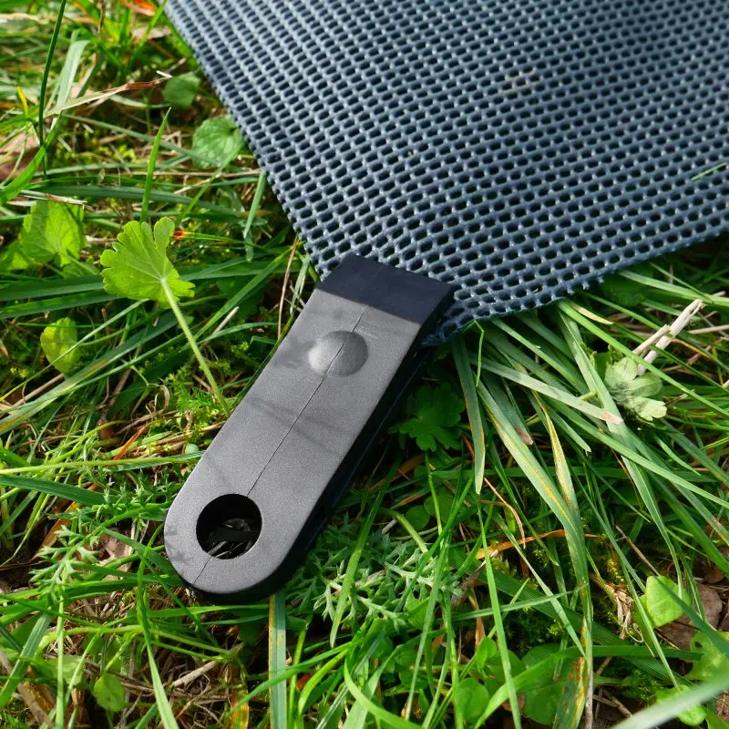 Tapis de tente your GEAR 300 x 600 cm, structure à mailles ouvertes avec revêtement mousse, œillet de fixation, posé sur de l’herbe ; idéal comme tapis de sol extérieur, perméable à l’air et à l’eau.