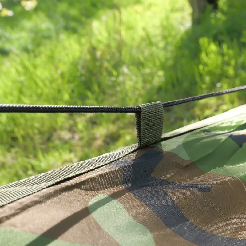 Détail du yourGEAR Bushcraft Tarp 3x3 : toile imperméable camouflage avec sangle de renfort et corde tendue, idéale pour abri de camping, protection solaire UV 50+ et usage extérieur.